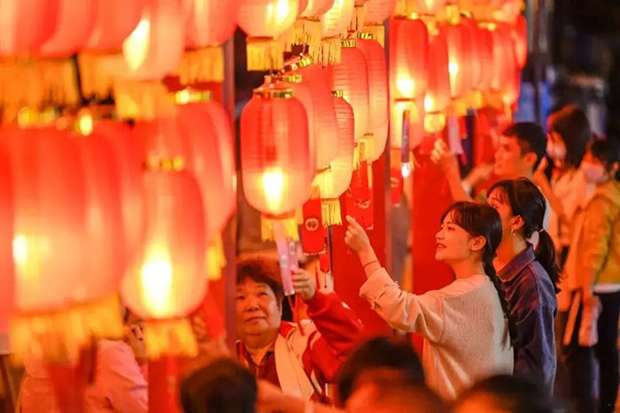 中國(guó)人為何喜歡掛燈籠？掛燈籠有何象征意義？